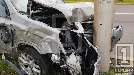 «Морду» Nissan розтрощив стовп: на вулиці Волонтерів через ДТП загинув чоловік3