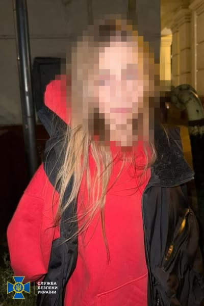 На Дніпропетровщині агентка рф намагалася підірвати авто поліцейського, але не знала що мала злетіти в повітря разом з автівкою   0