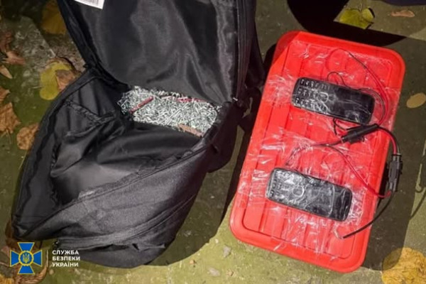 На Дніпропетровщині агентка рф намагалася підірвати авто поліцейського, але не знала що мала злетіти в повітря разом з автівкою   2