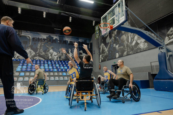 На Дніпропетровщині новостворена команда з баскетболу на кріслах колісних зібралась на перше тренування5