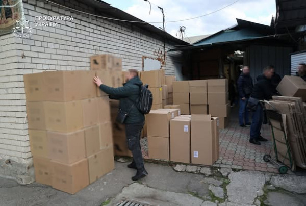 На Дніпропетровщині перекрито канал збуту контрафактних цигарок: вартість вилученого 10 млн грн4