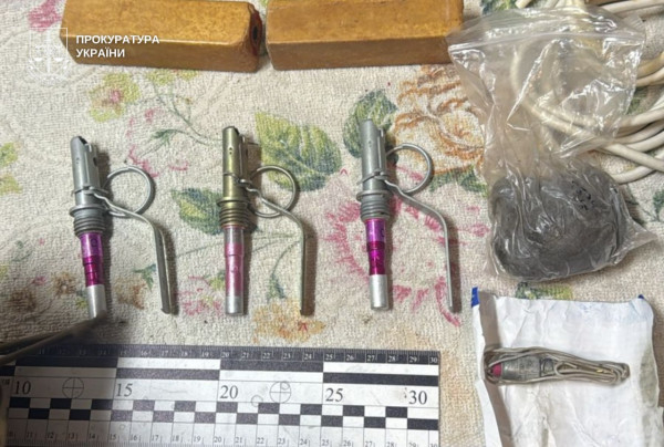 На Дніпропетровщині затримали двох чоловіків за торгівлю зброєю та боєприпасами2