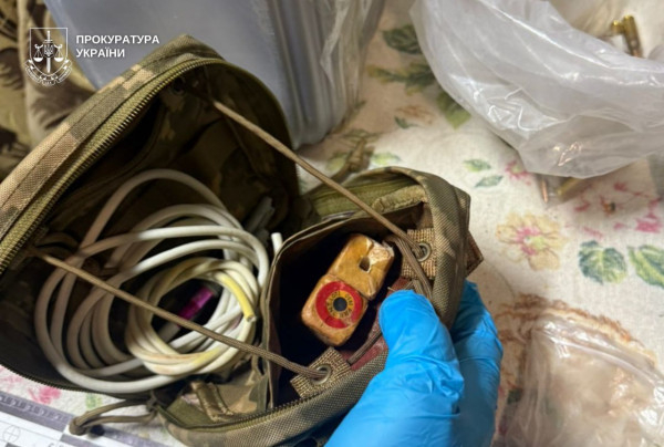 На Дніпропетровщині затримали двох чоловіків за торгівлю зброєю та боєприпасами1