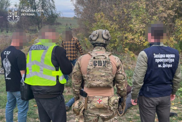 На Дніпропетровщині затримали двох чоловіків за торгівлю зброєю та боєприпасами0