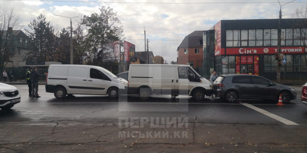 На проспекті Миру сталася ДТП: дистанції не дотрималися Ford та Peugeot1