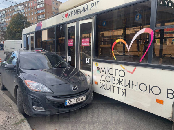 Не проскочив: на кільці 95-го тролейбус затиснув Mazda0