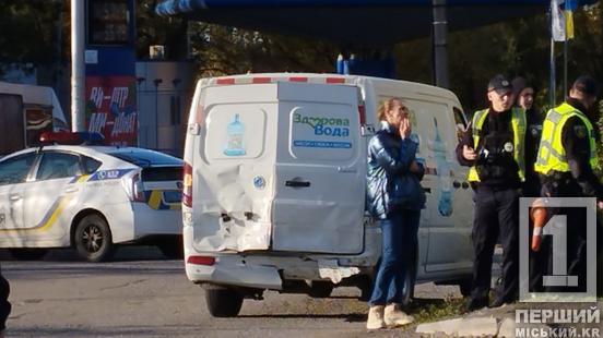Небезпечні маневри на Дніпровському шосе: легковик розбив собі «ніс» об бус доставки води2