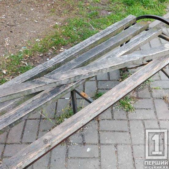 Новий плювок на затишність міста: у сквері «Дружба» виявлено чергову «роботу» вандалів1
