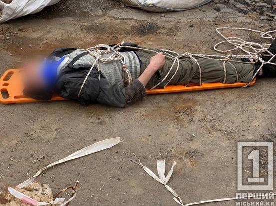 Опинився на ношах і замотаний мотузкою: у Кривому Розі чоловіка дістали з ями, яку залишили співробітники «Теплоцентралі»1