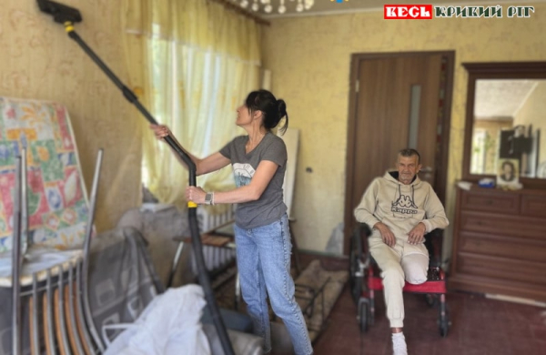 Прибирання у пана Валерія робить волонтер Карітас Кривий Ріг
