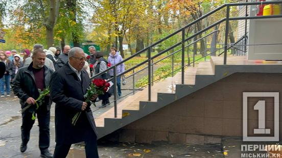 Подарував місту один з найголовніших символів: у Кривому Розі відкрили меморіальну дошку на честь скульптора Олександра Васякіна4