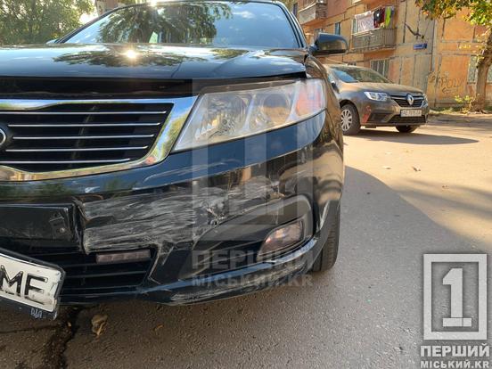 Подряпини та зігнуті двері: у Покровському районі Кривого Рогу Kia зачепила Geely2