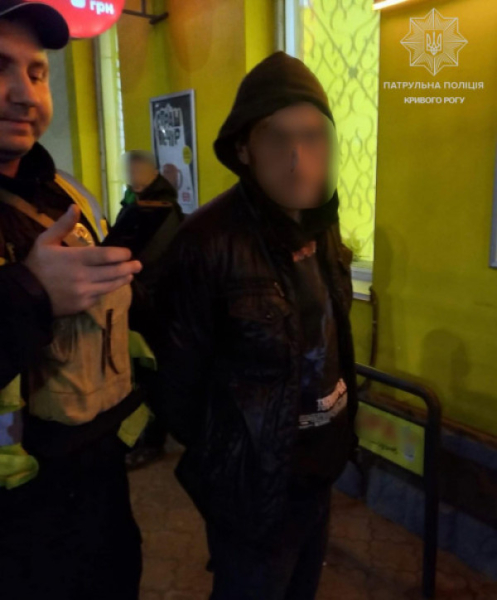 Погрожував ножем, а забрав лише ліхтарик: у Кривому Розі чоловік пограбував жінку0