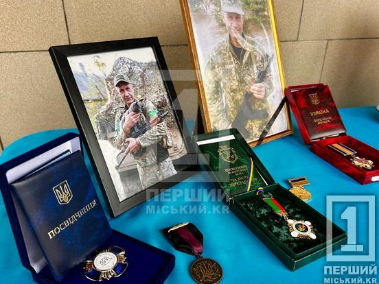 «Щоразу це біль і для нас, і для родин»: у криворізькій гімназії №84 відкрили меморіальні дошки Анатолію Чоботаренку та Андрію Кошевому9