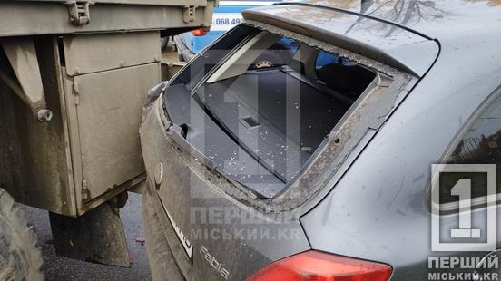 Слизька дорога не прощає помилок: на перехресті вулиць Вільної Ічкерії та Дарвіна ДТП з чотирма автівками5