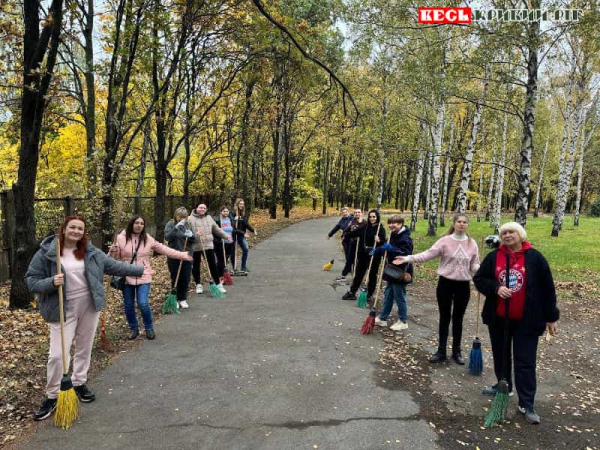 Прибирання ботанічного саду педагогами Криворізької гімназії №116