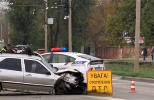 У Центрально-Міському районі Кривого Рогу сталася серйозна ДТП за участі двох легковиків1