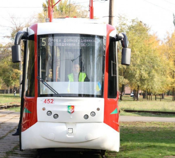 У Кривому Розі, після капремонту, на міські маршрути виїхав оновлений трамвай - повністю модернізований до сучасних стандартів комфорту та енергоефективності8