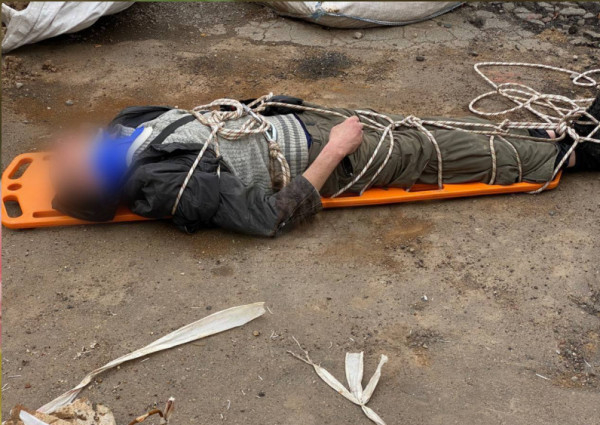 У Кривому Розі в ямі для труб  теплопостачання знайшли людину1
