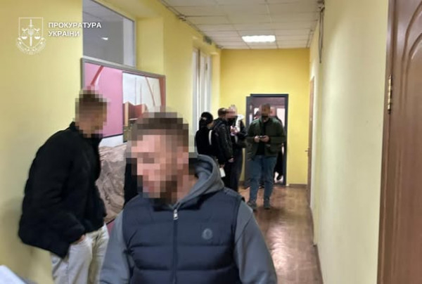 У Кривому Розі викрили потужну шахрайську мережу кол-центрів, в яких діяли 200 операторів1