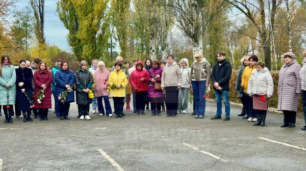У криворізькій гімназії №84 відкрили дві меморіальні дошки на честь випускників1