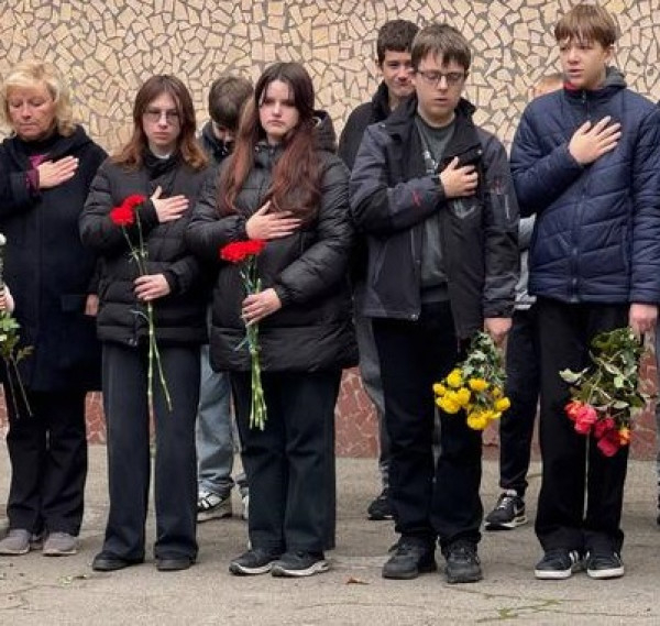 У Криворізькій гімназії №88 вшанували пам’ять випускника Віктора Чуваєва, який загинув під Бахмутом1