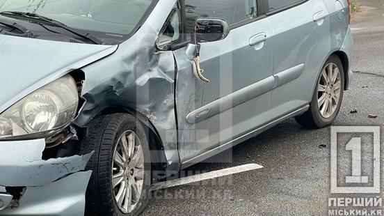 У обох машин коцнуті морди: на Прорізній не розминулися Volkswagen та Honda2