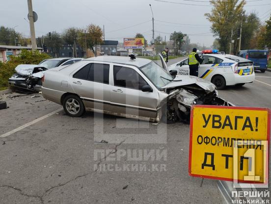 У обох понівечені «морди» від сильного удару: на вулиці 129-ої бригади територіальної оборони зіштовхнулися Volkswagen і Chery3