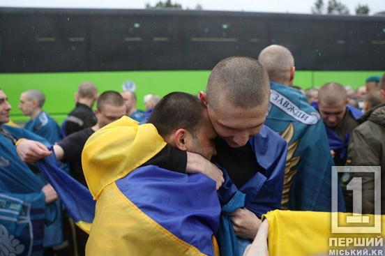 Україна вітає вдома своїх Героїв: з російського полону повернули трьох воїнів з Криворіжжя2