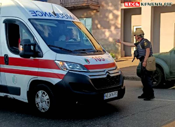 Карета ЕМД на місці повітряного удару по Кривому Розі влітку 2025 року