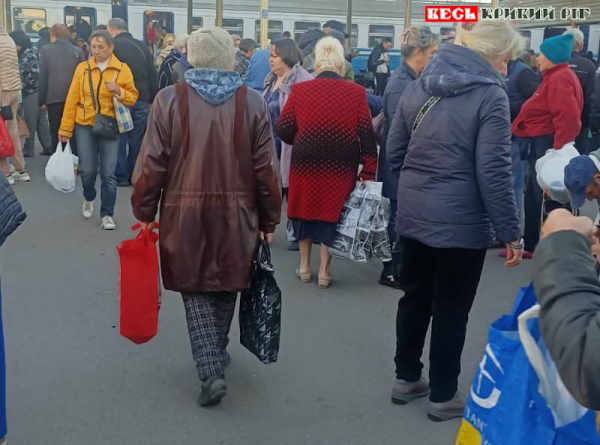 В очікуванні нікопольської електрички на пероні вокзалу Кривий Ріг Головний