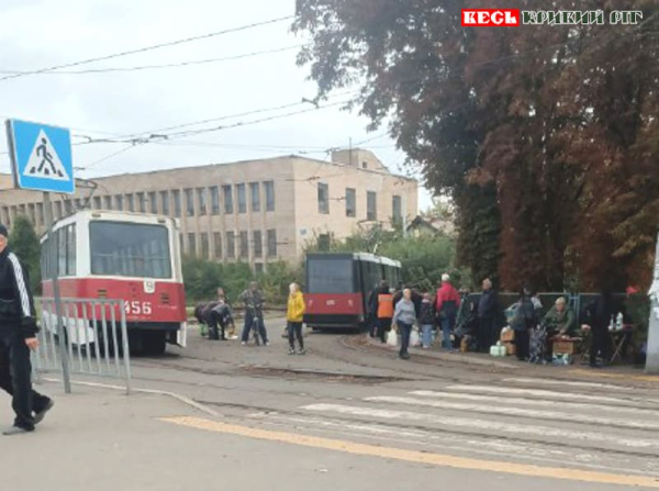 Розворотне кільце трамваїв на Привокзальній площі в Кривому Розі