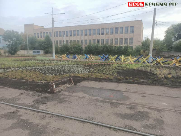 Клумби розбили на місці Розворотного кільця трамваїв Довгинцево в Кривому Розі