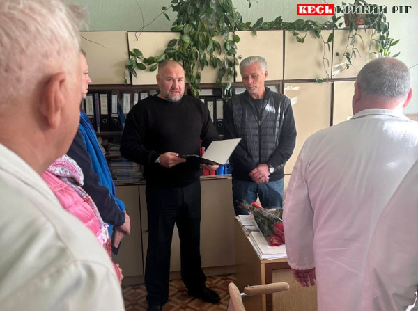 Володимир Захарченко вручає відзнаки ВР медикам Криворізької лікарні №16