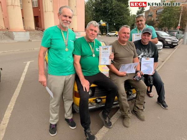 Члени клубу AutoHab перед ПК Мистецький в Кривому Розі