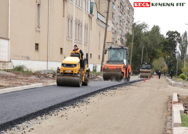 Асфальтування внутрішньоквартальної дороги на вул. Оцерклевича в Кривому Розі