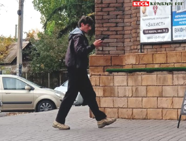 Олександр Михалевич прямує до офісної будівлі на Ремпобуттехниці в Кривому Розі