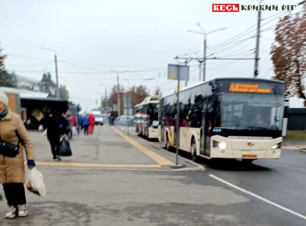 Людно зранку на Привокзальній площі в Кривому Розі