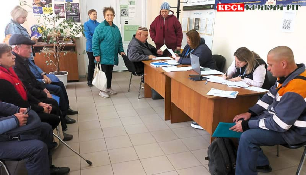 Черга за ваучерами на гігієну від Карітас Кривий Ріг в Апостоловому