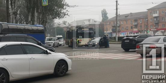 В районі автовокзалу у Кривому Розі не роз’їхалися Chevrolet і тролейбус2