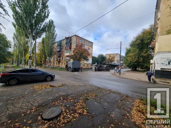 Від удару фура «прилягла» на бік: у Покровському районі Кривого Рогу вдарилися Mercedes та «Урал»1