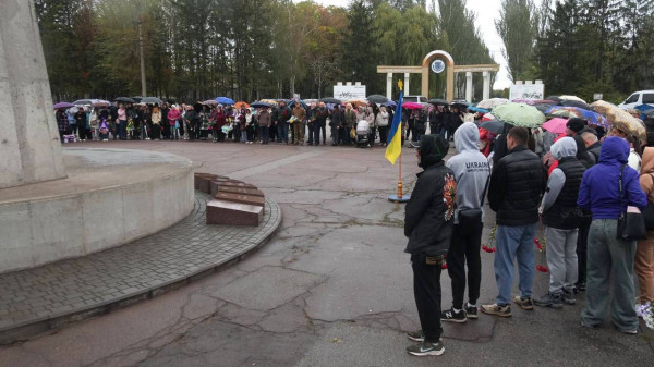 З вдячністю до Героїв. До Дня Захисників та Захисниць у Кривому Розі вручили нагороди військовослужбовцям, а у Тернівському районі відкрили Алею  Слави 3