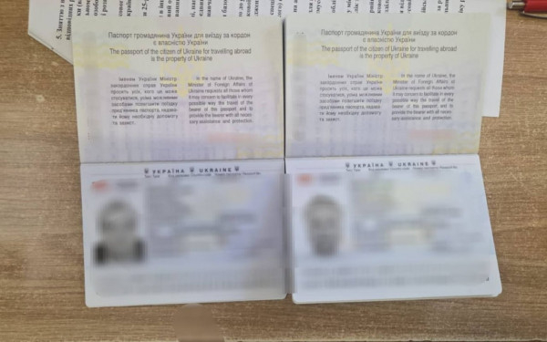 Житель Дніпропетровщини вигадав хворобу матері, щоб виїхати за кордон0