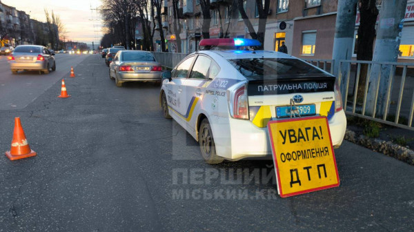 62-річна жінка потрапила під колеса легковика біля кінотеатру 