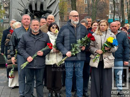 Борімося – поборемо: у Кривому Розі відбулося покладання квітів з нагоди Дня гідності та свободи1