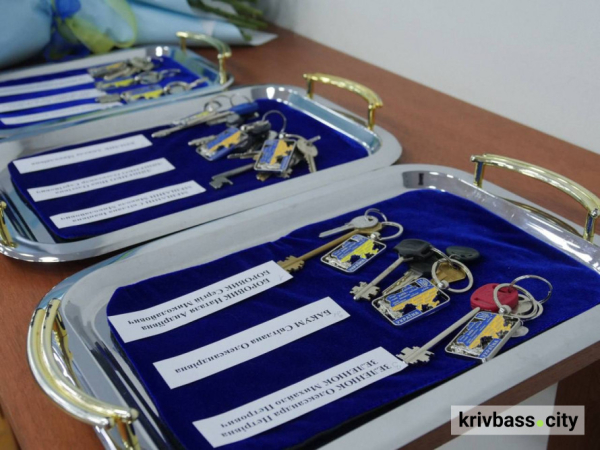 Дев'ять осель для дитячих будинків сімейного типу: у Кривому Розі батькам-вихователям вручили ключі від нового житла1