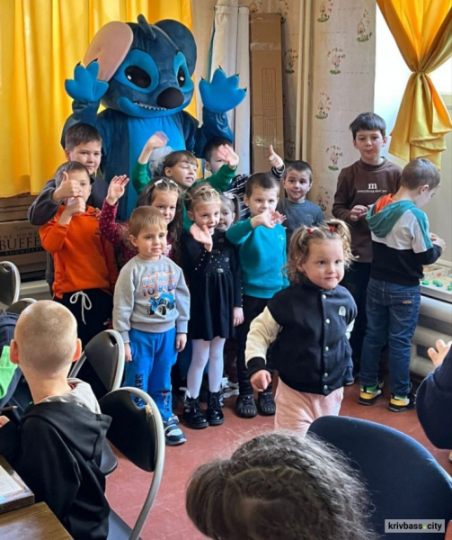Дітям з Херсонщини подарували свято: як у Кривому Розі підтримують переселенців7
