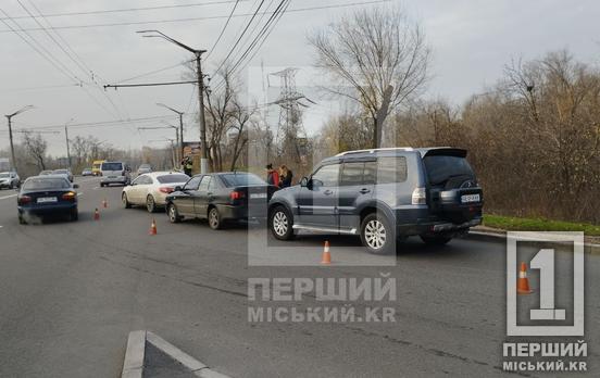 Ефект «доміно» в ділі: на Дніпровському шосе сталася потрійна ДТП з Volkswagen, Chery та Mitsubishi