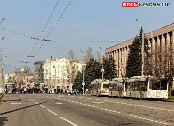 Тролейбуси стоять та чекають закінчення мітингу проти відключень світла в Кривому Розі