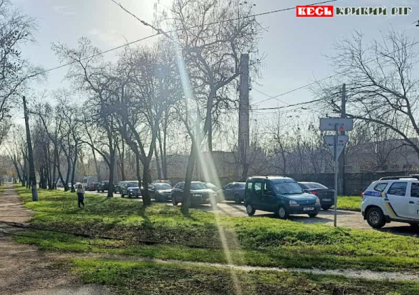 Корок виник поблизу 1-ї лікарні в Кривому Розі – треба об’їжджати мітинг